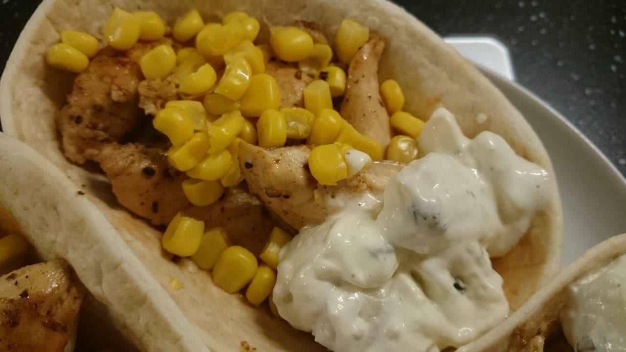 Tacoboat with chicken, maize and potatoe salad